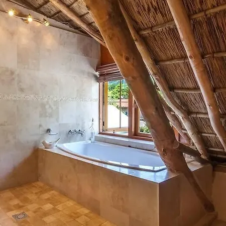 Cozy 2-bedroom In Villa *